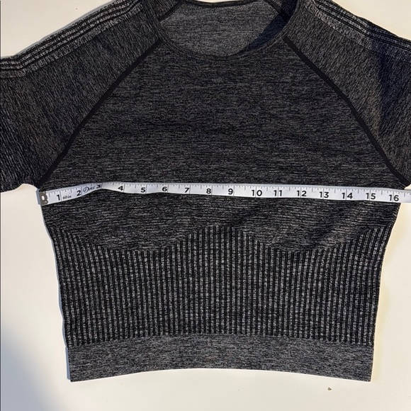 Fabletics Gray Ribbed Raglan Crop Top excercise - Picture 6 of 8